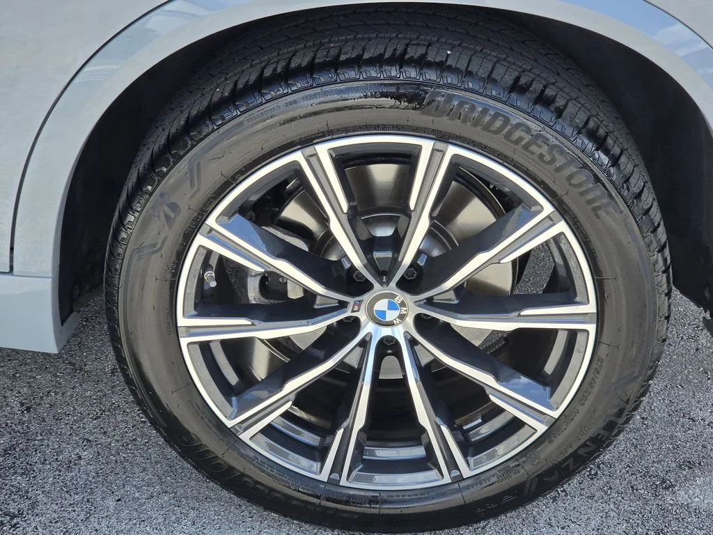 Used 2026 Gray BMW sDrive40i image 9