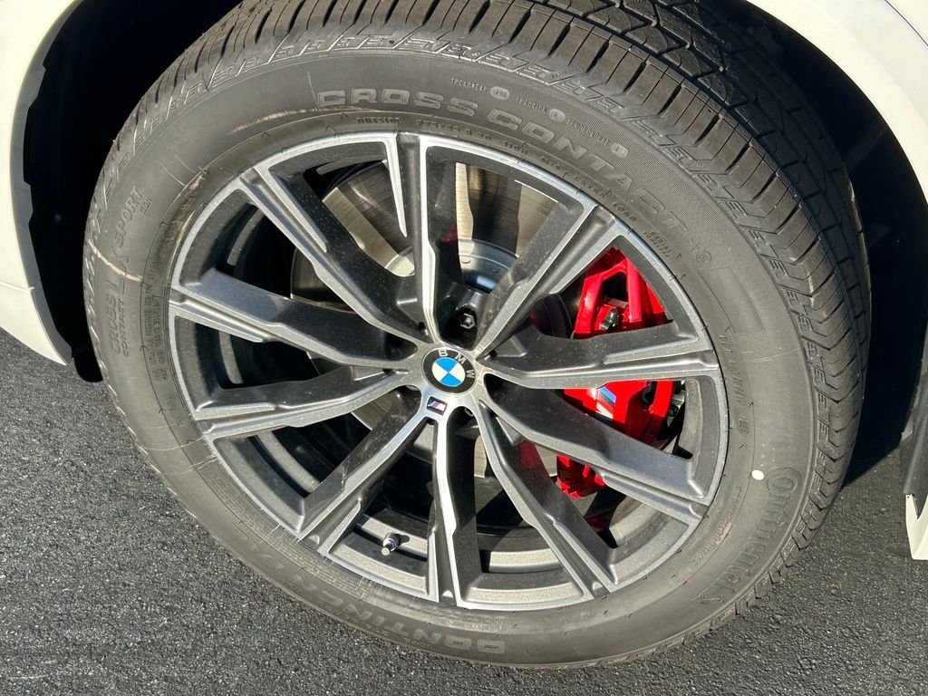 New 2026 Mineral White Metallic BMW xDrive50e image 3