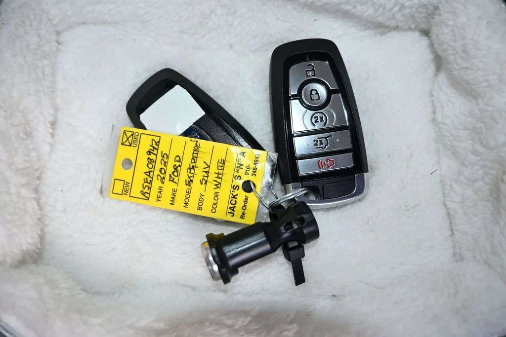 Certified Used 2025 Oxford White Ford Platinum image 23