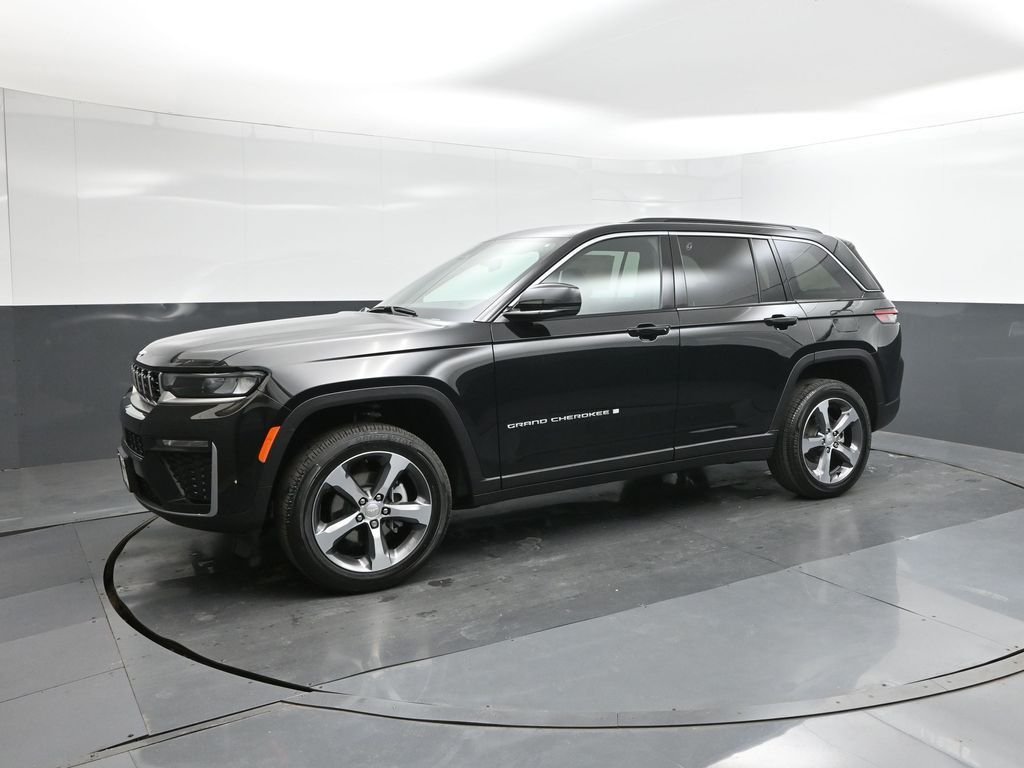 New 2026 Diamond Black Crystal Pearl-Coat Exterior Paint Jeep Limited image 34
