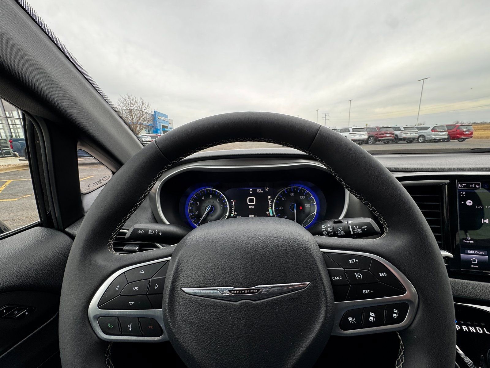 Used 2025  Chrysler Select image 17
