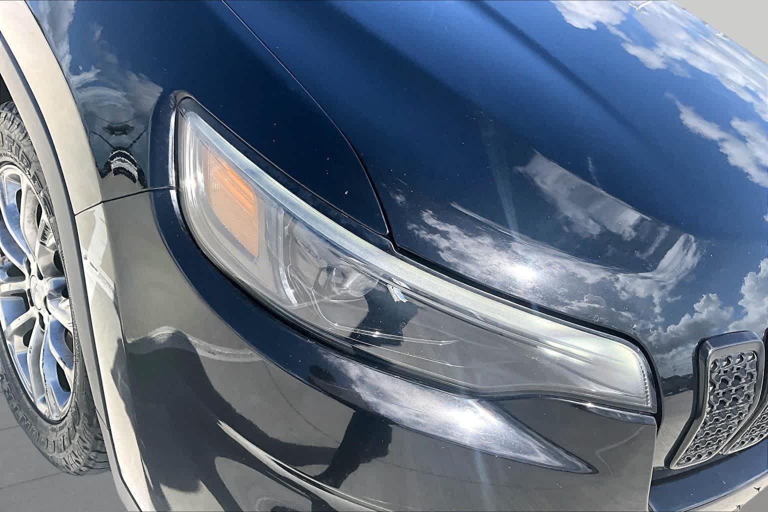 Used 2019 Diamond Black Crystal Pearlcoat Jeep Latitude Plus image 26