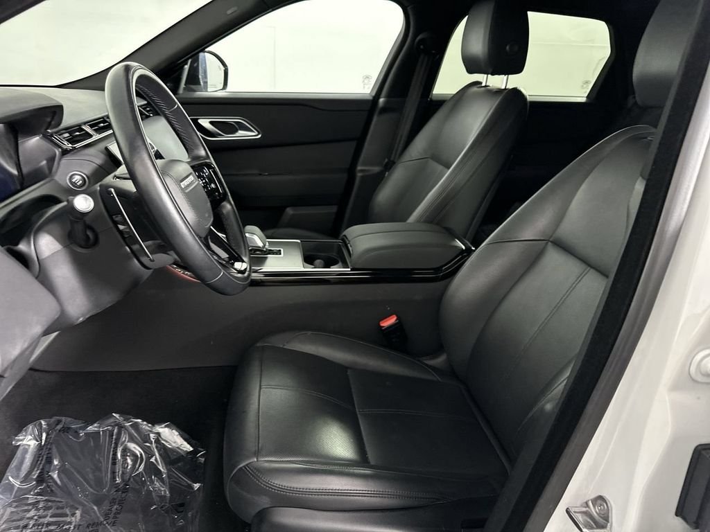 Used 2025  Land Rover Dynamic SE image 3