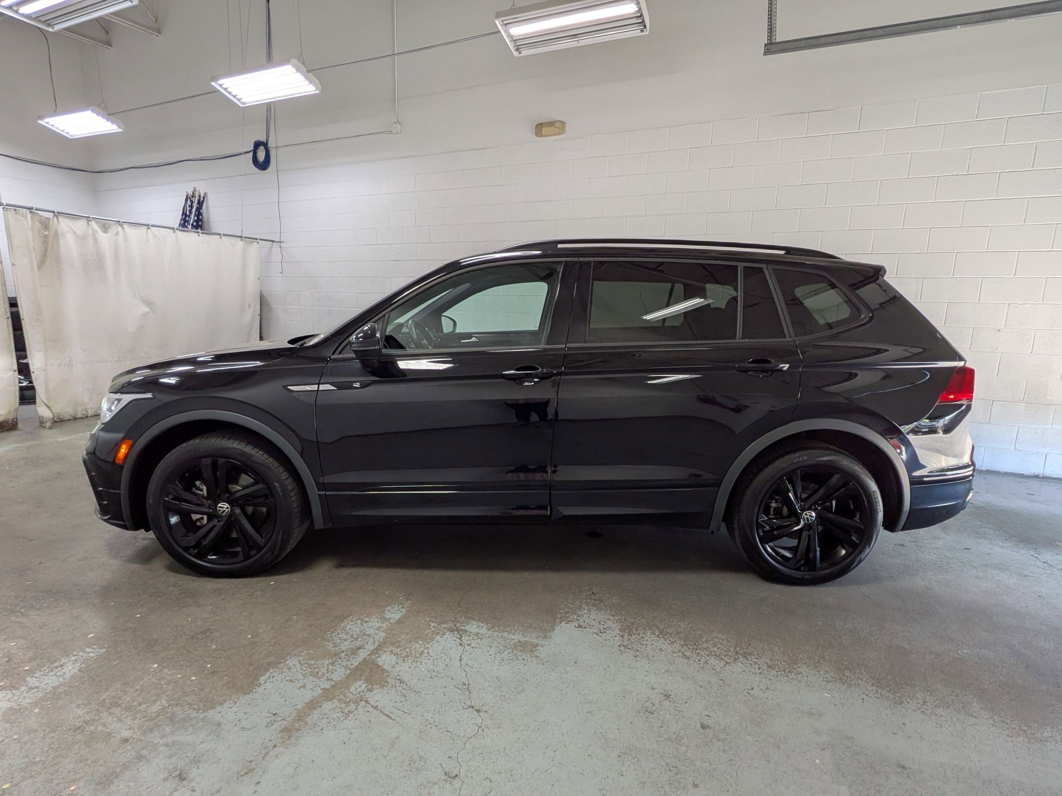 Used 2023 Deep Black Volkswagen SE R-Line Black image 8