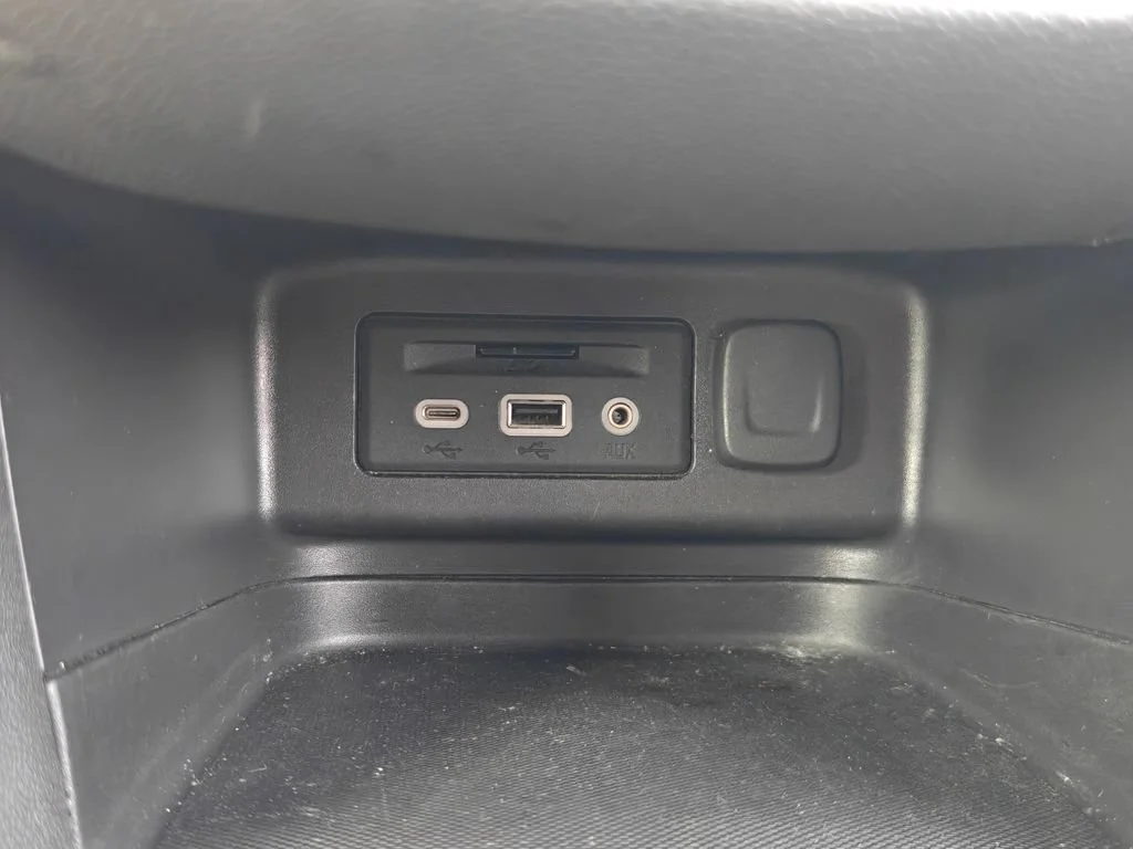 Used 2022 Summit White Chevrolet RS image 34