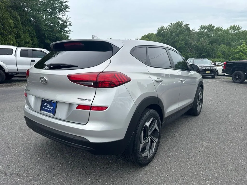 Used 2021 Silver Hyundai SE image 5