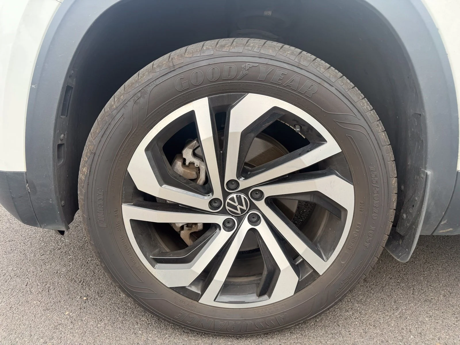 Used 2023  Volkswagen SEL image 9