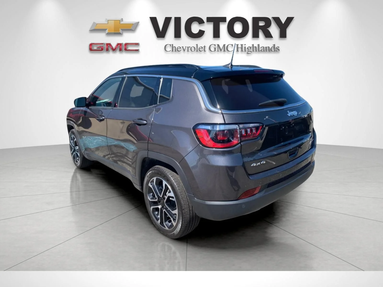 Used 2023 Gray Jeep Limited 4x4 image 5