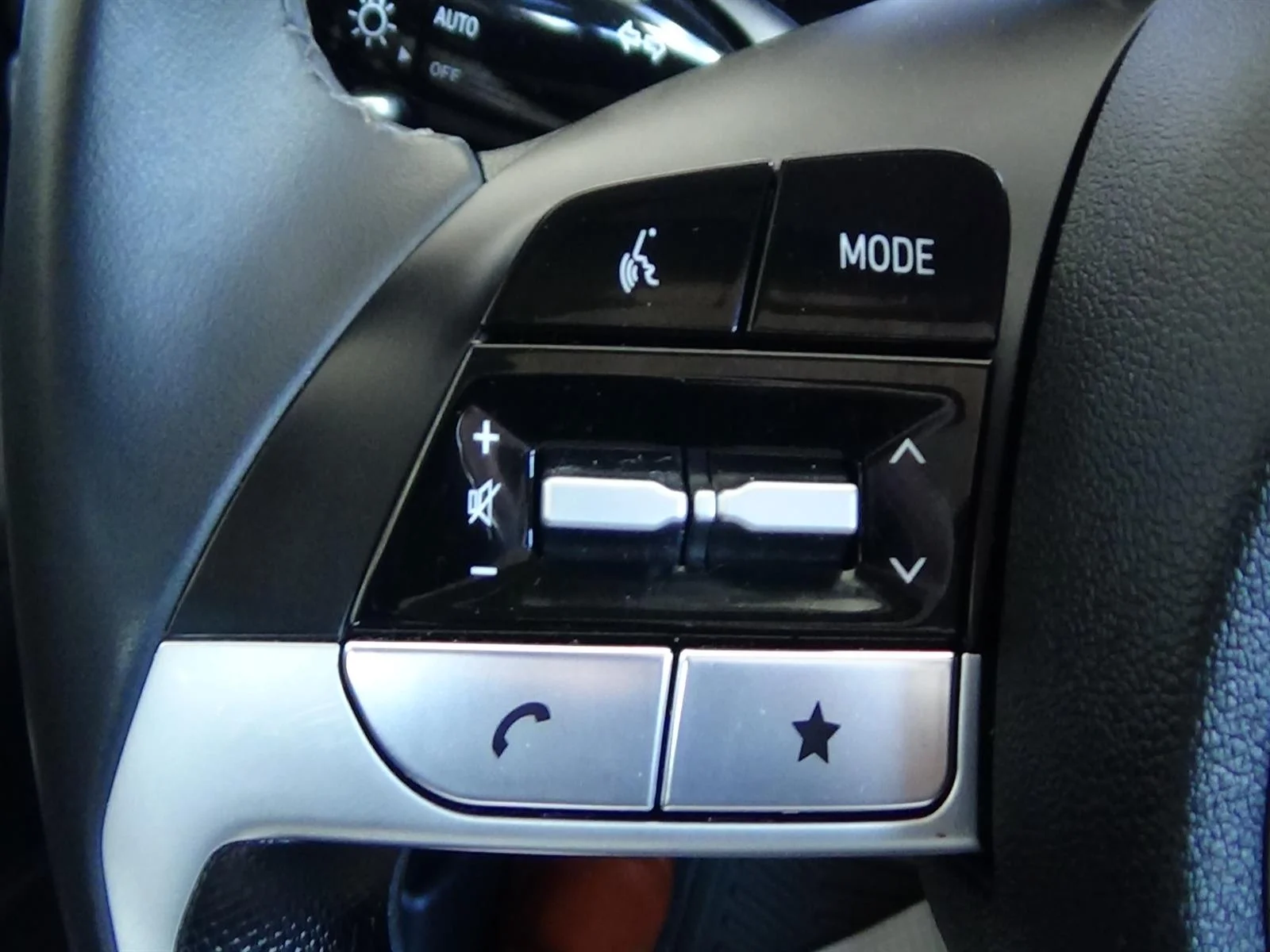 Used 2025 Fluid Metal Metallic (m6t) Hyundai SEL Convenience image 17