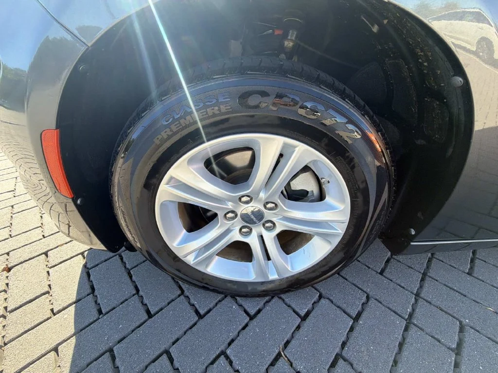 Used 2023 Gray Dodge SXT image 10