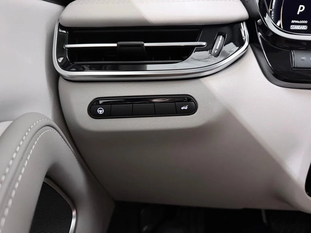 New 2027 RADIANT WHITE INFINITI Luxe FWD image 25