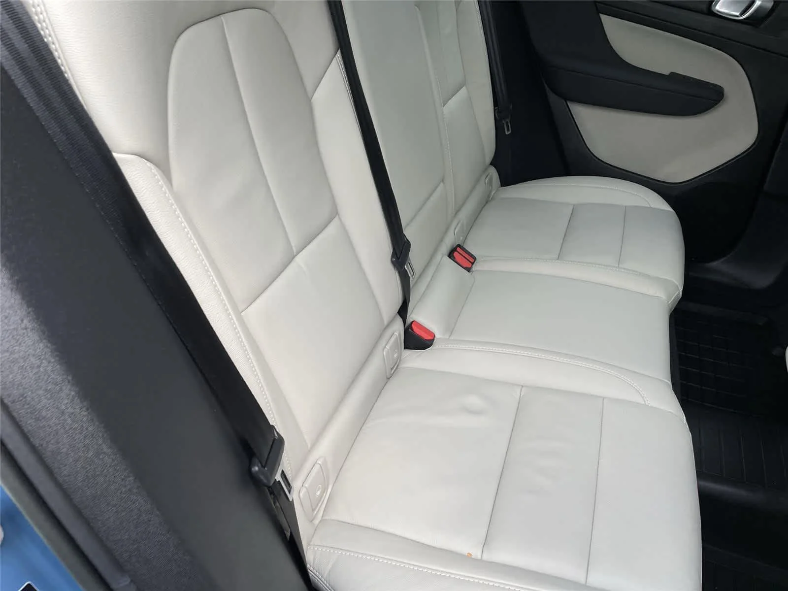 2023 Volvo XC40 Plus - Photo 17