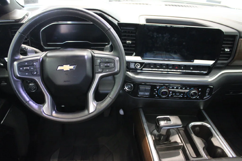 Used 2024 Iridescent Pearl Tricoat Chevrolet High Country image 7