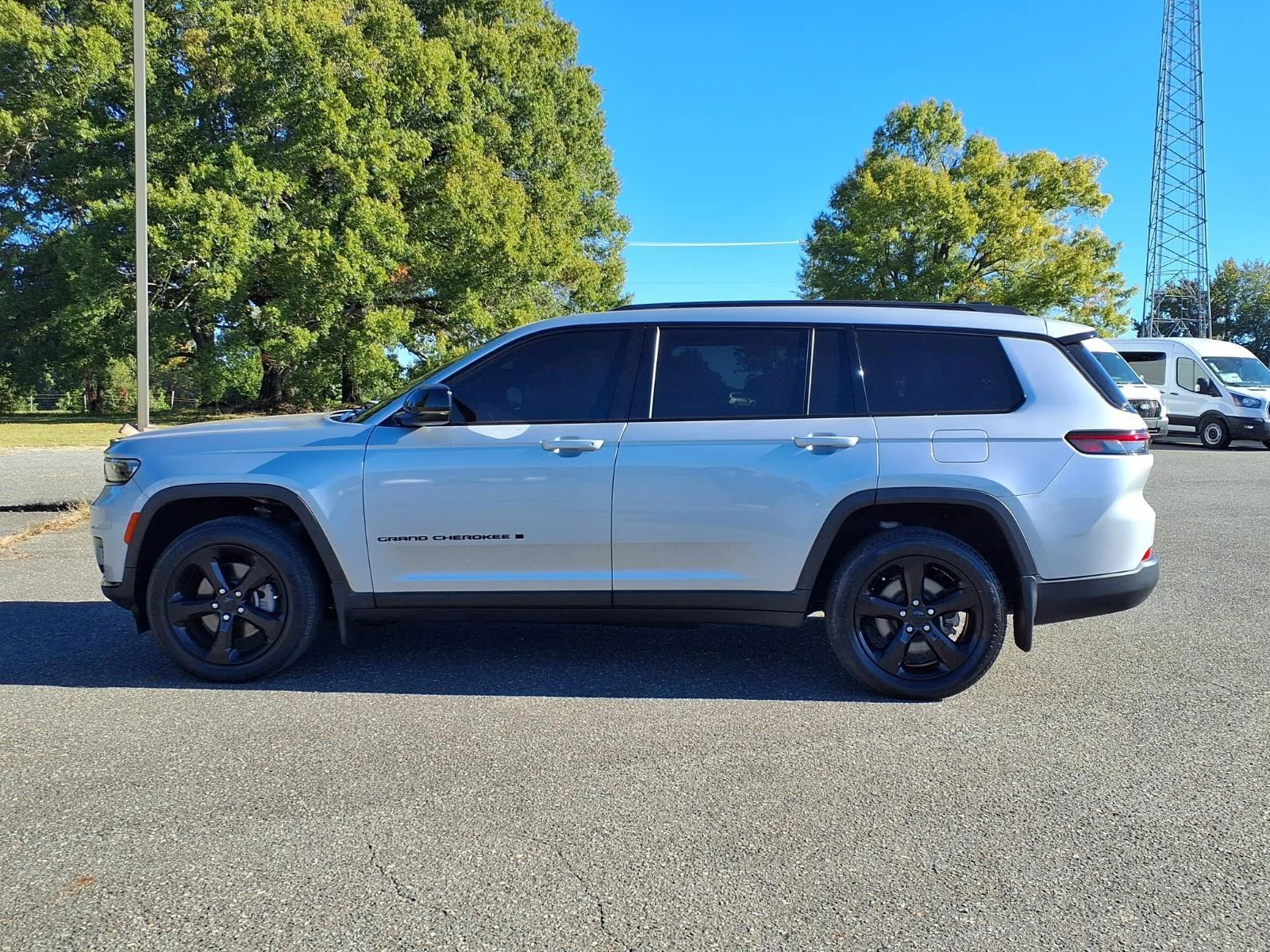 Used 2023 Silver Zynith Jeep Altitude image 3