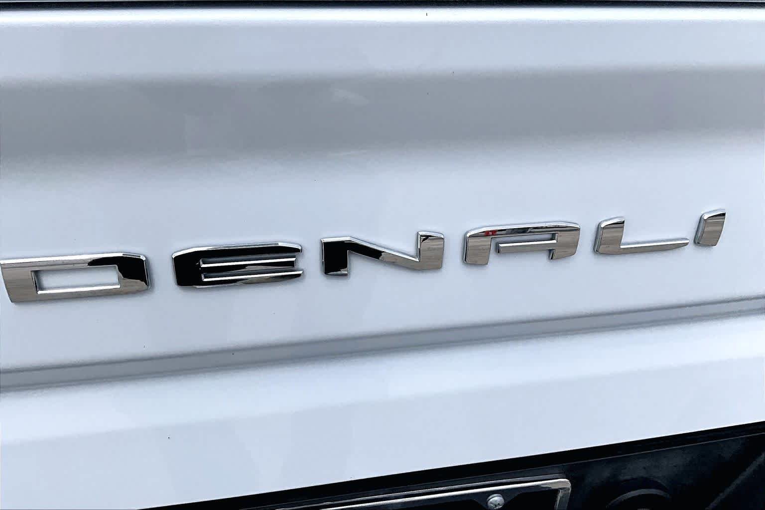 Used 2026 Glacier White Tricoat GMC Denali Ultimate image 31