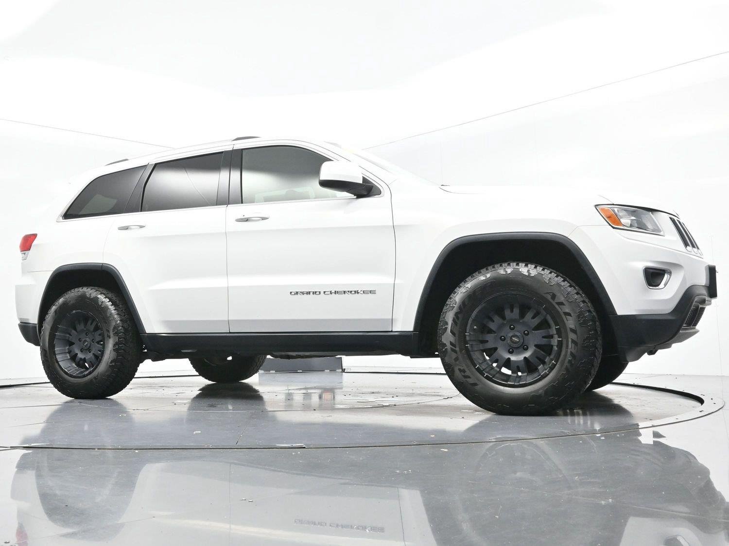 Used 2016 Bright White Clearcoat Jeep Laredo image 39