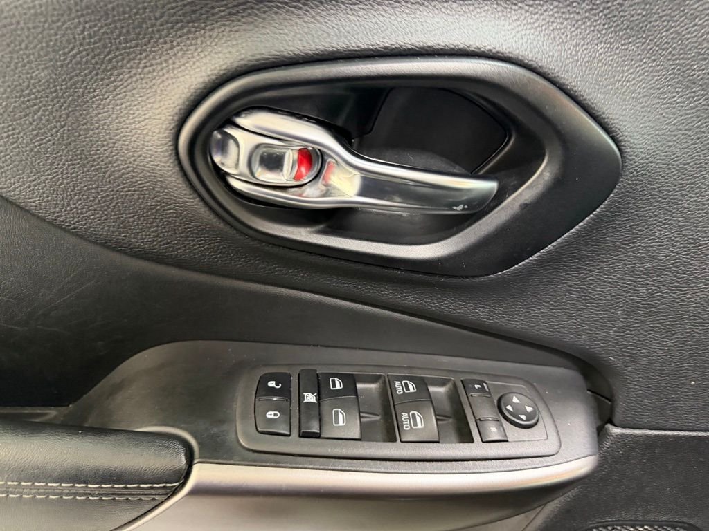 Used 2022 Black Jeep Latitude Lux image 11