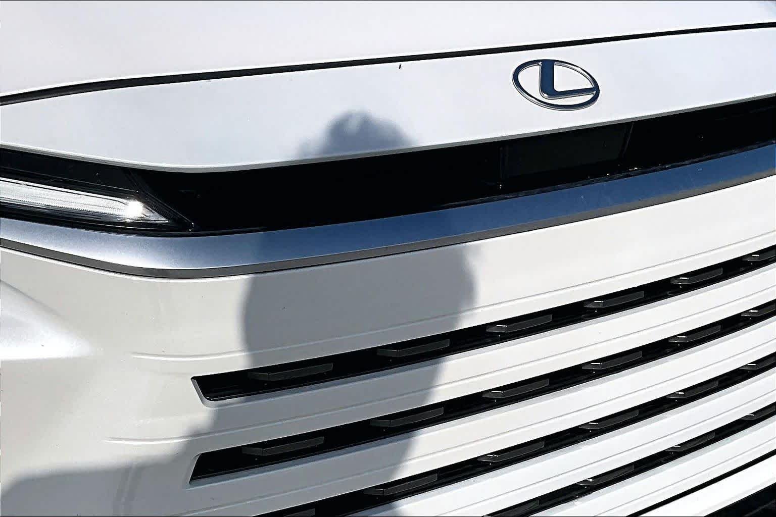 Used 2024 Wind Chill Pearl Lexus  image 29