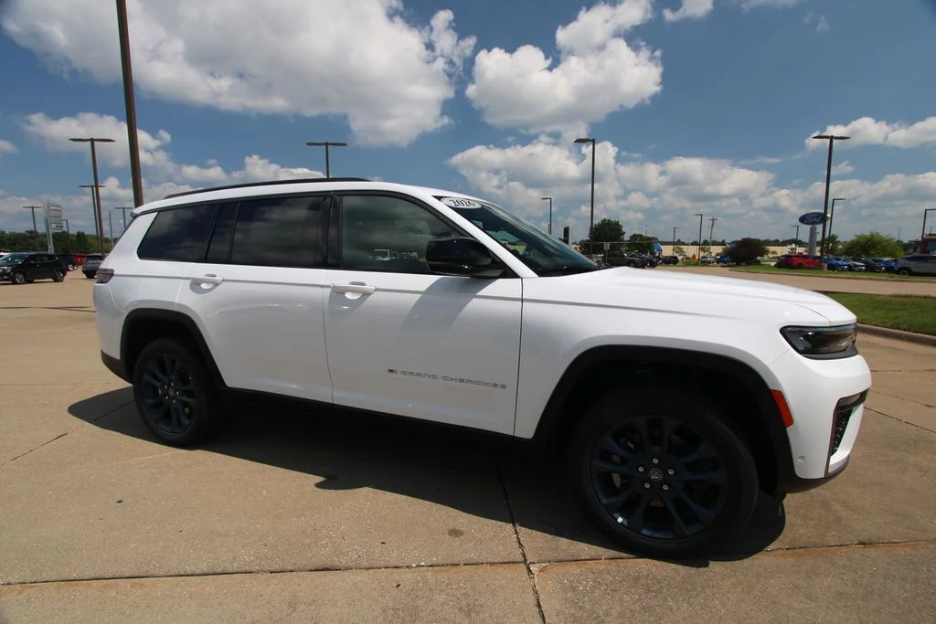 New 2026 Bright White Clear-Coat Exterior Paint Jeep Limited image 3