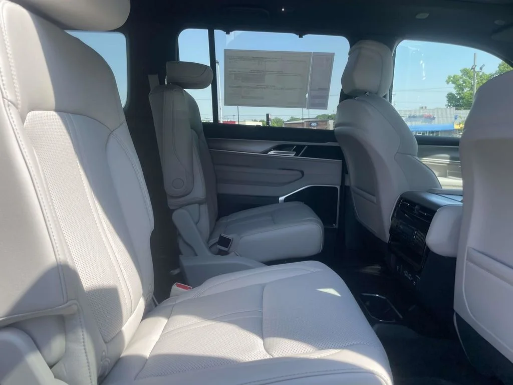 New 2026 Bright White Clear-Coat Exterior Paint Jeep Limited Reserve image 17