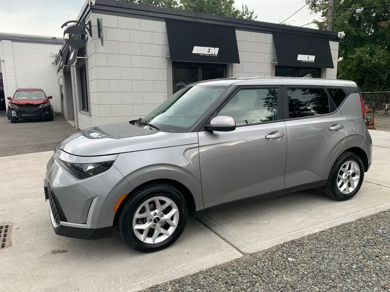 Used 2023 Gray Kia LX Wagon 4D image 5