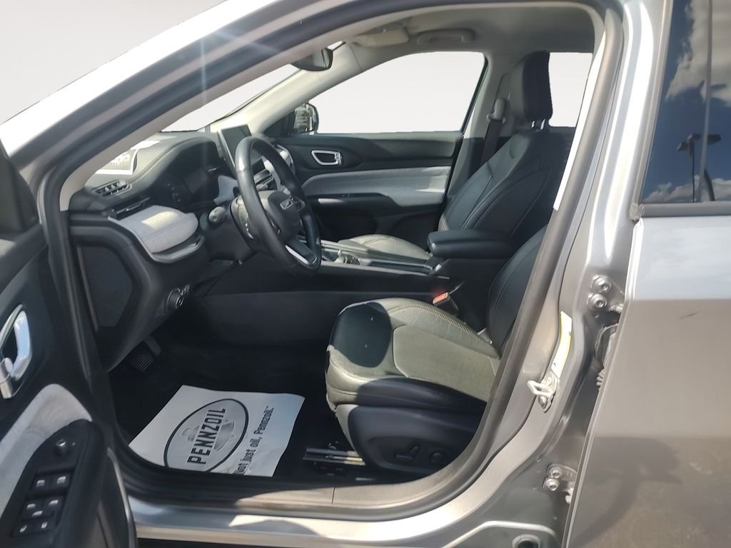 Used 2022 Silver Jeep Latitude Lux image 9