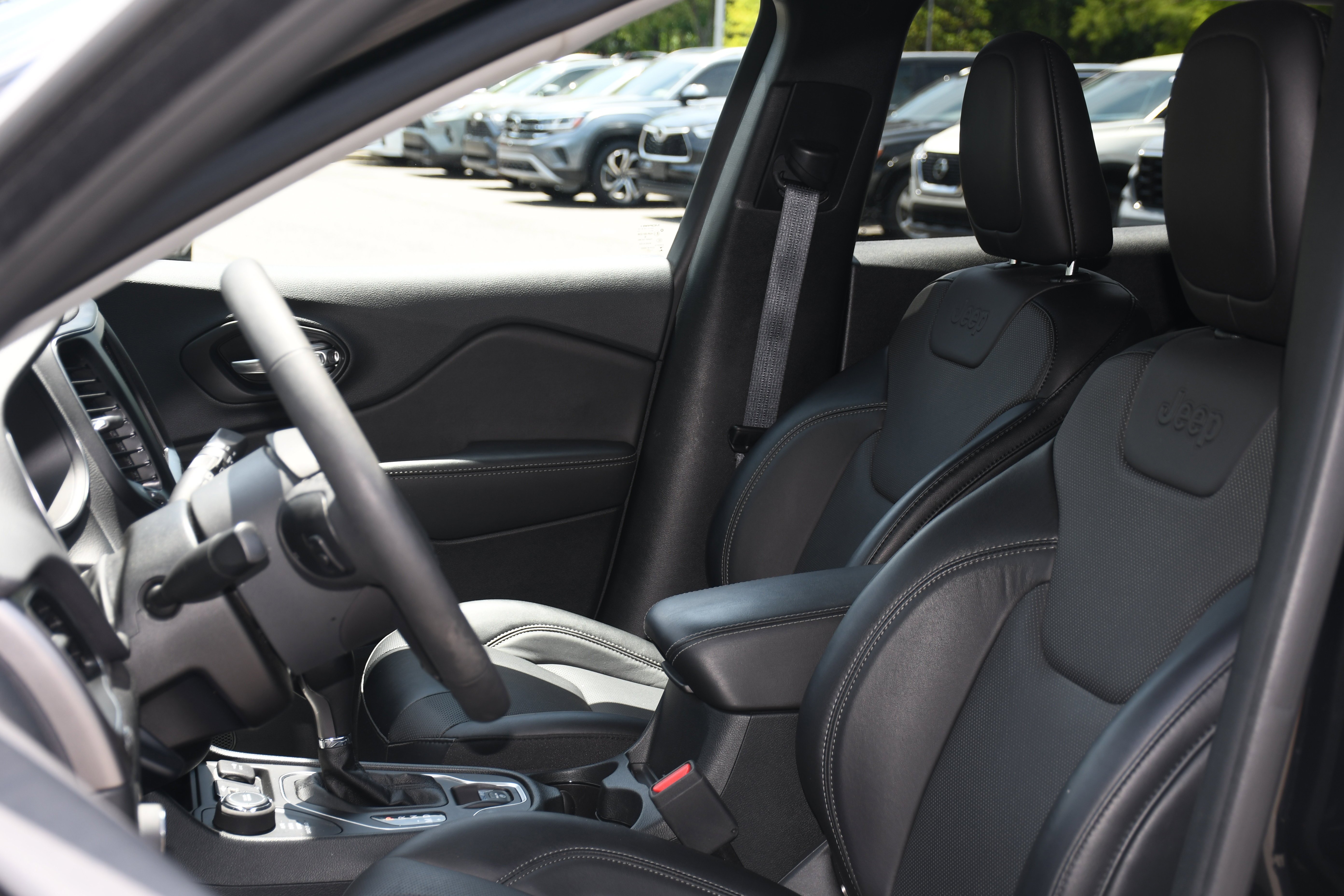 Used 2022 Black Jeep Latitude Lux image 10
