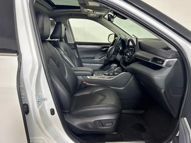 Used 2023 Wind Chill Pearl Toyota Limited image 4