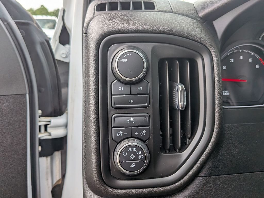 Used 2022 White Chevrolet Custom image 34