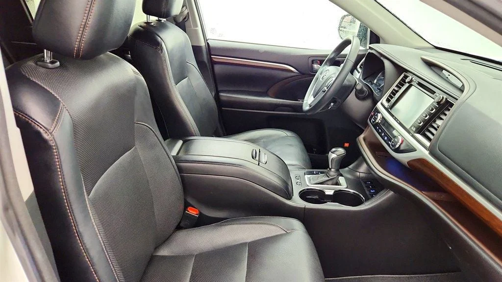 Used 2016 Blizzard Pearl Toyota AWD 4dr V6 Limited w/ Driver Tech & Rear Entertainment image 24