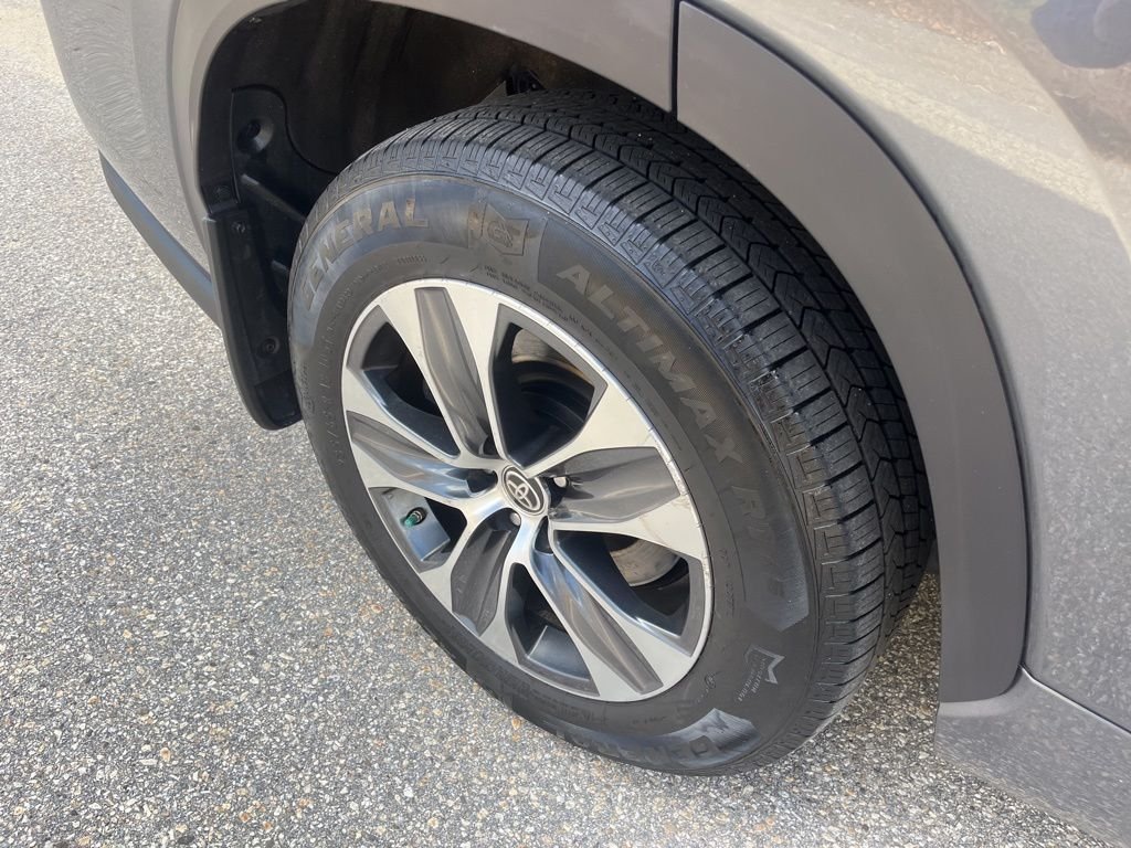 Used 2020 Magnetic Gray Metallic Toyota XLE image 6