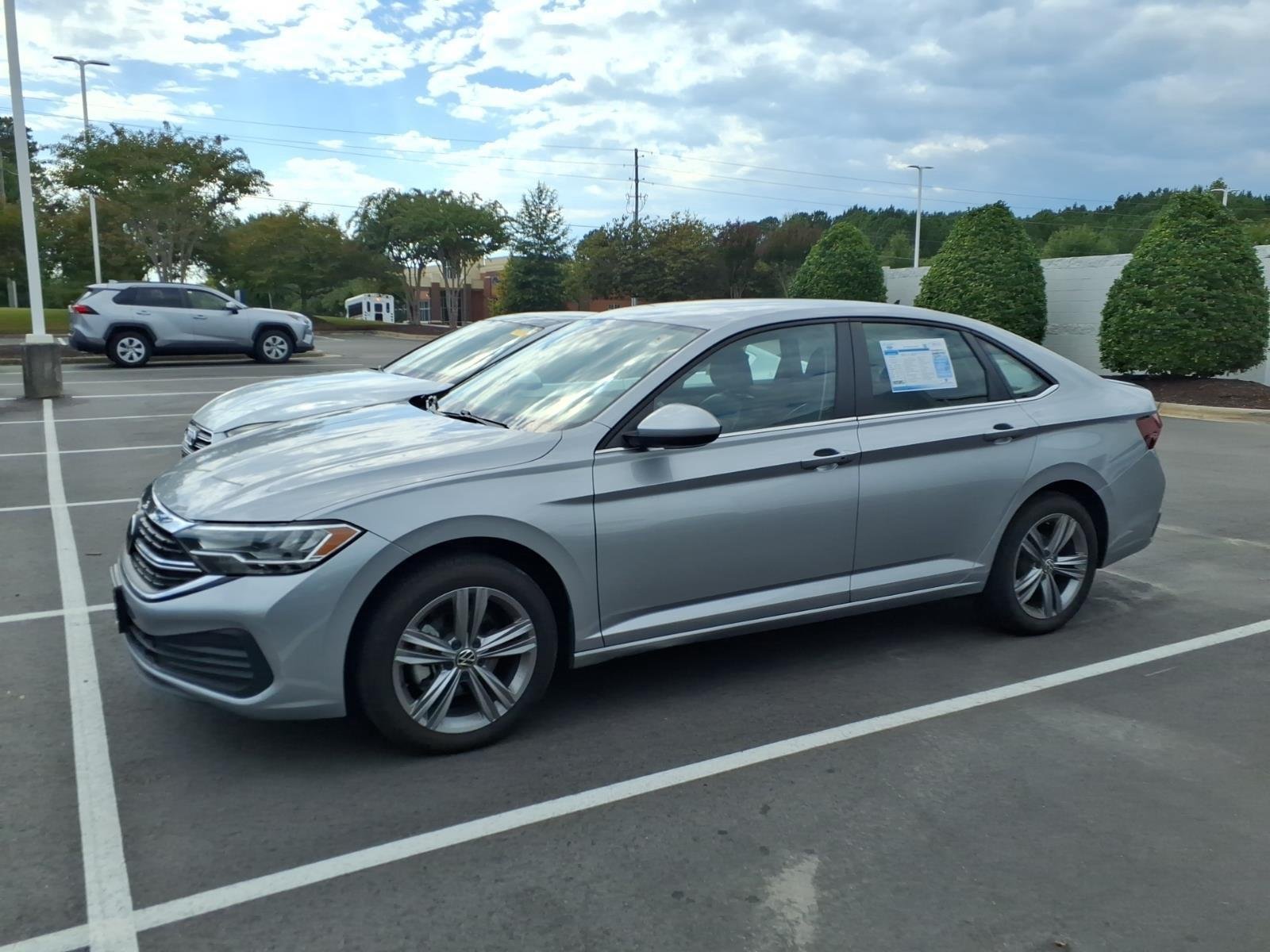 Used 2023 Pyrite Silver Metallic Volkswagen SE image 3
