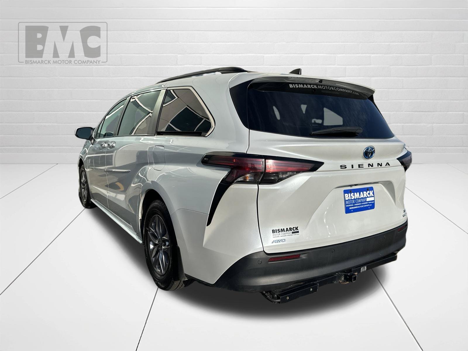 Used 2022 Beige Toyota XLE image 4