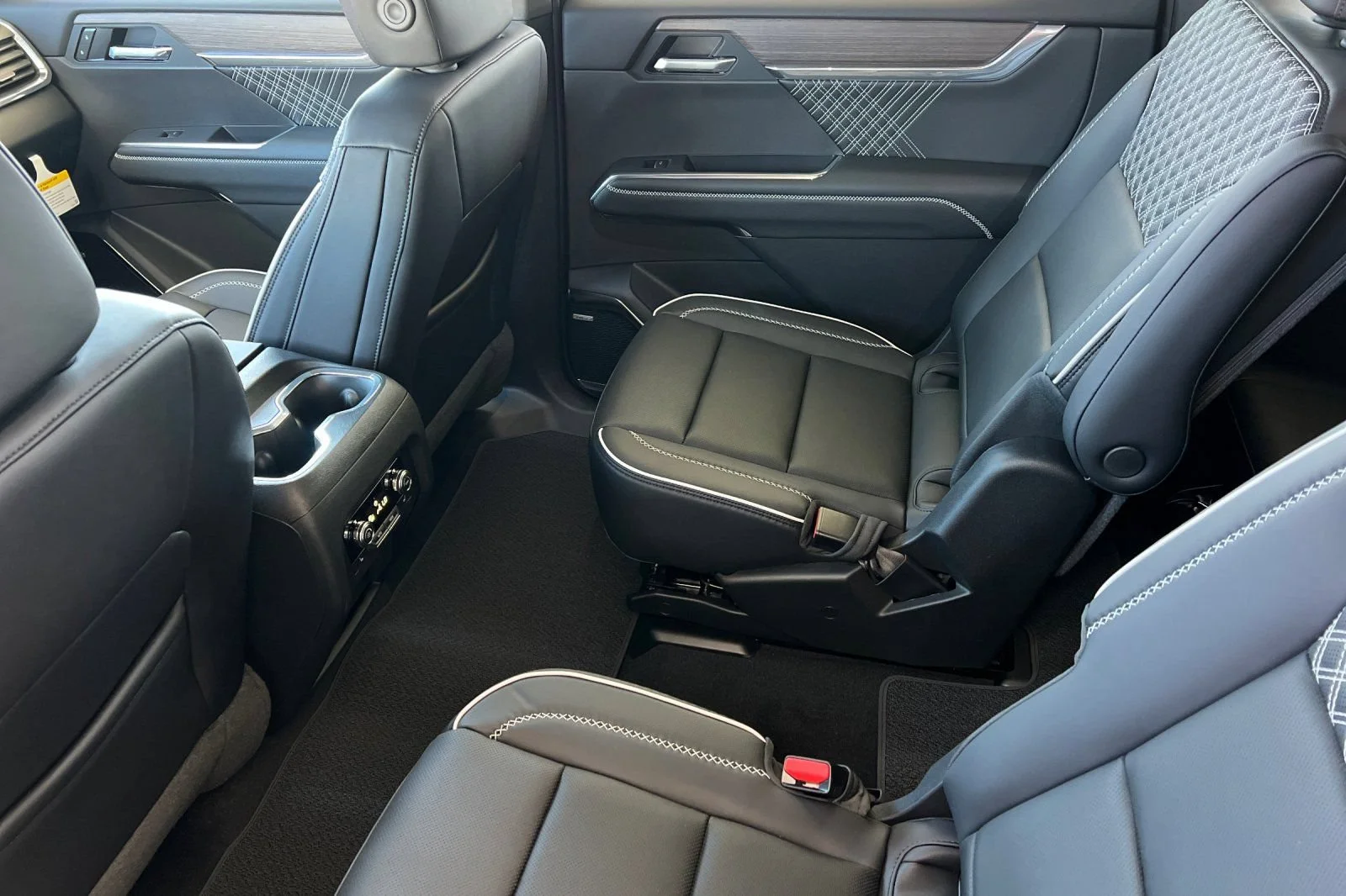 2026 GMC Acadia Denali - Photo 9