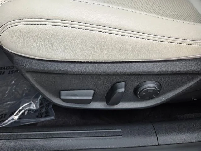 Used 2025 Silver Genesis 2.5T image 4
