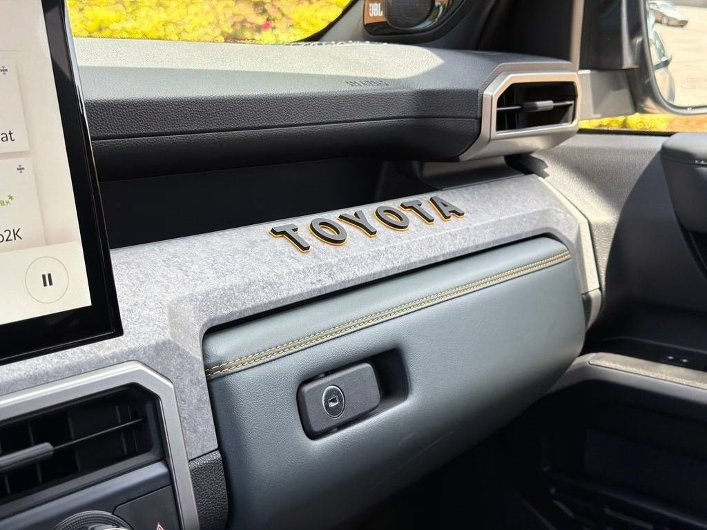 Used 2025 Everest Toyota Hybrid Trailhunter image 31