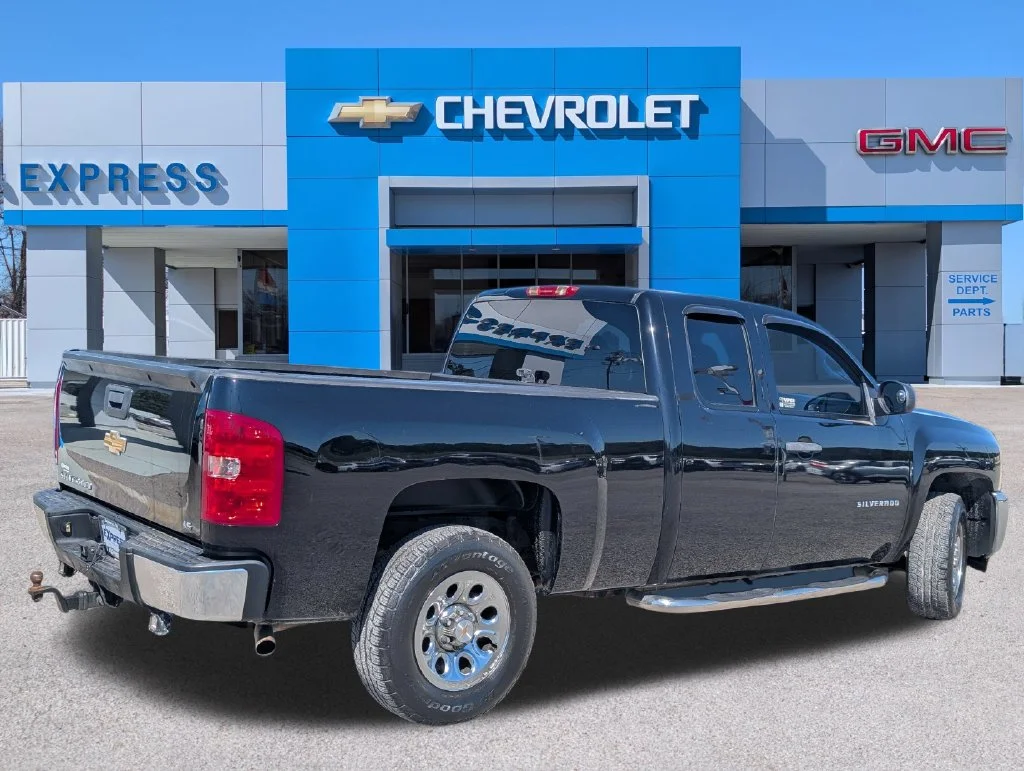 Used 2013 Black Chevrolet LS image 3
