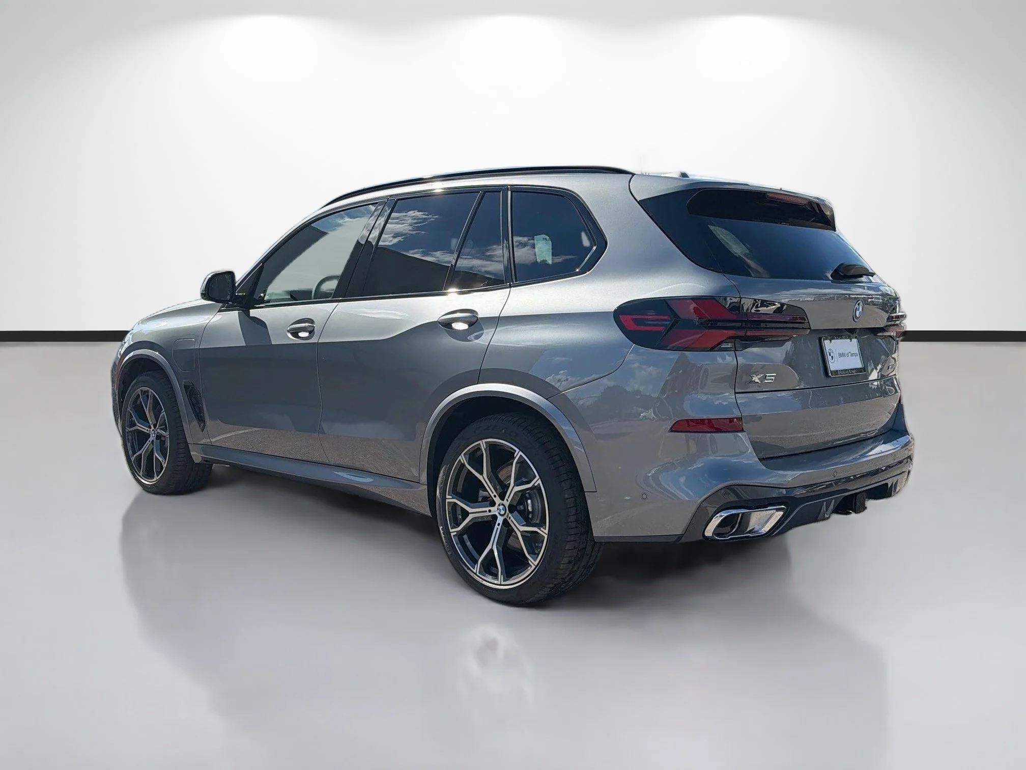 Used 2026 Skyscraper Grey Metallic BMW xDrive50e image 5