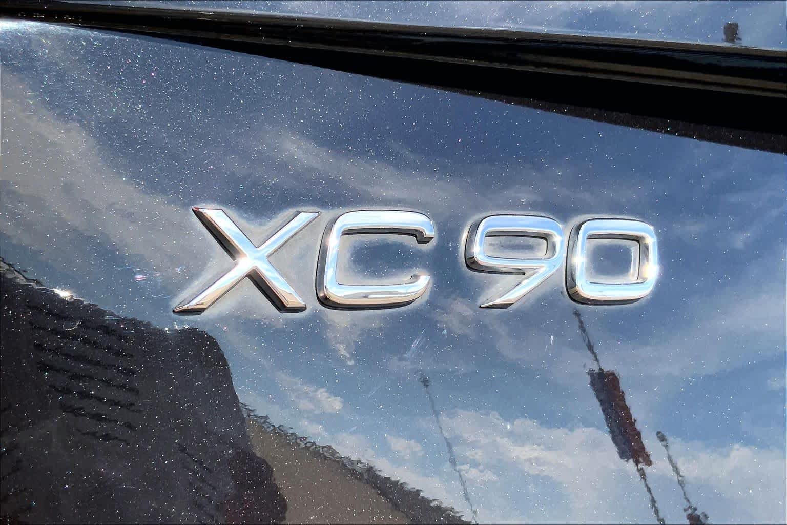 Used 2020 Onyx Black Metallic Volvo Momentum image 33
