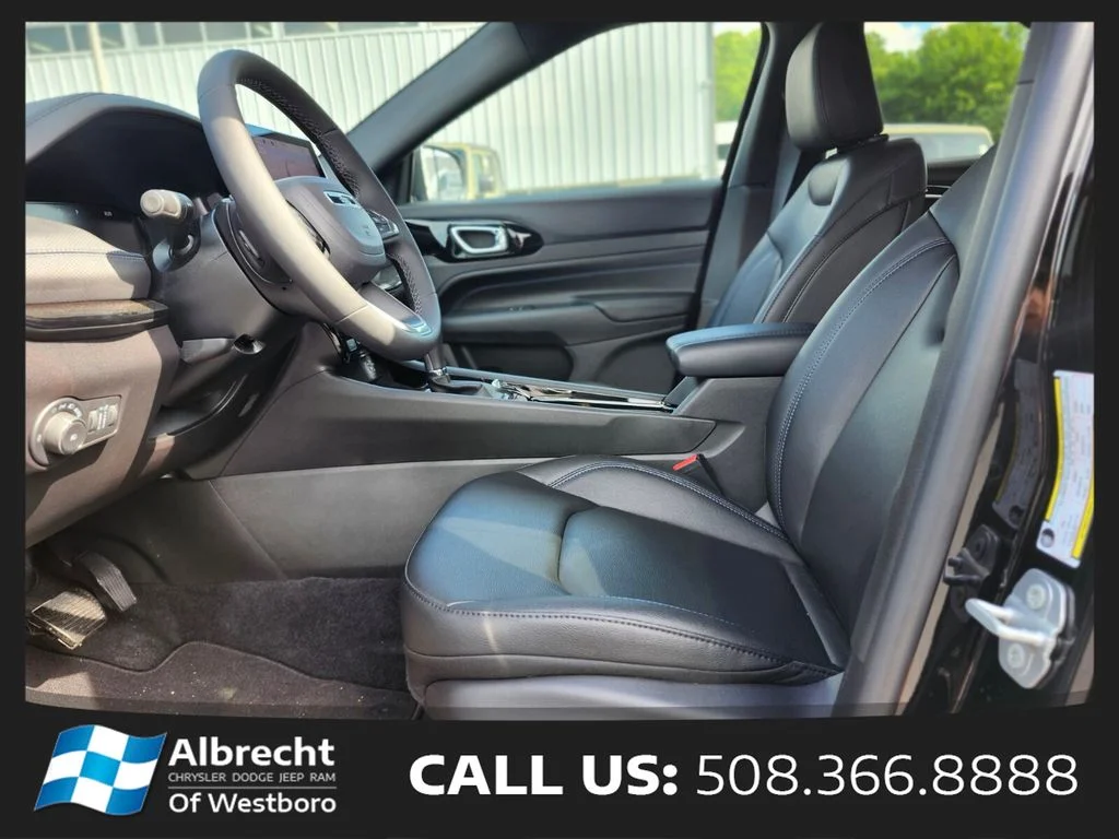 New 2026 Diamond Black Crystal Pearl-Coat Exterior Paint Jeep Limited image 18
