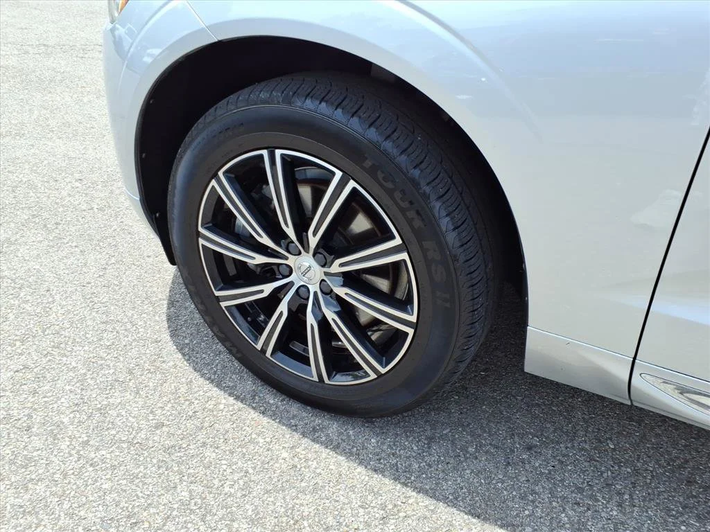 Used 2020 Bright Silver Metallic Volvo Inscription image 9