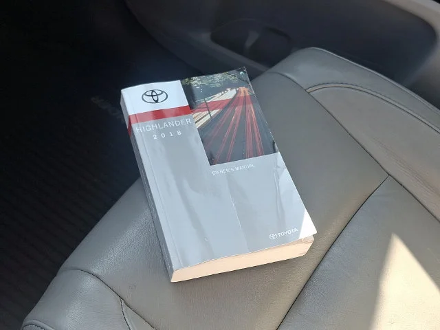 Used 2018 Silver Toyota XLE image 26