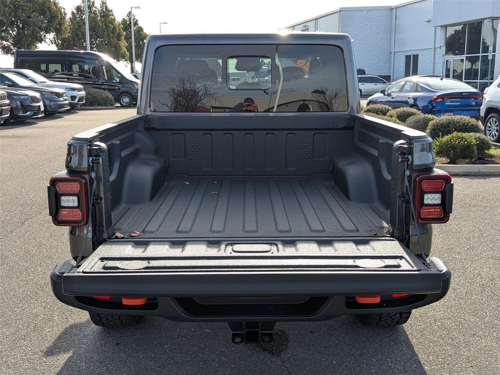 New 2026 Granite Crystal Metallic Clear-Coat Exterior Paint Jeep Mojave 4x4 image 25