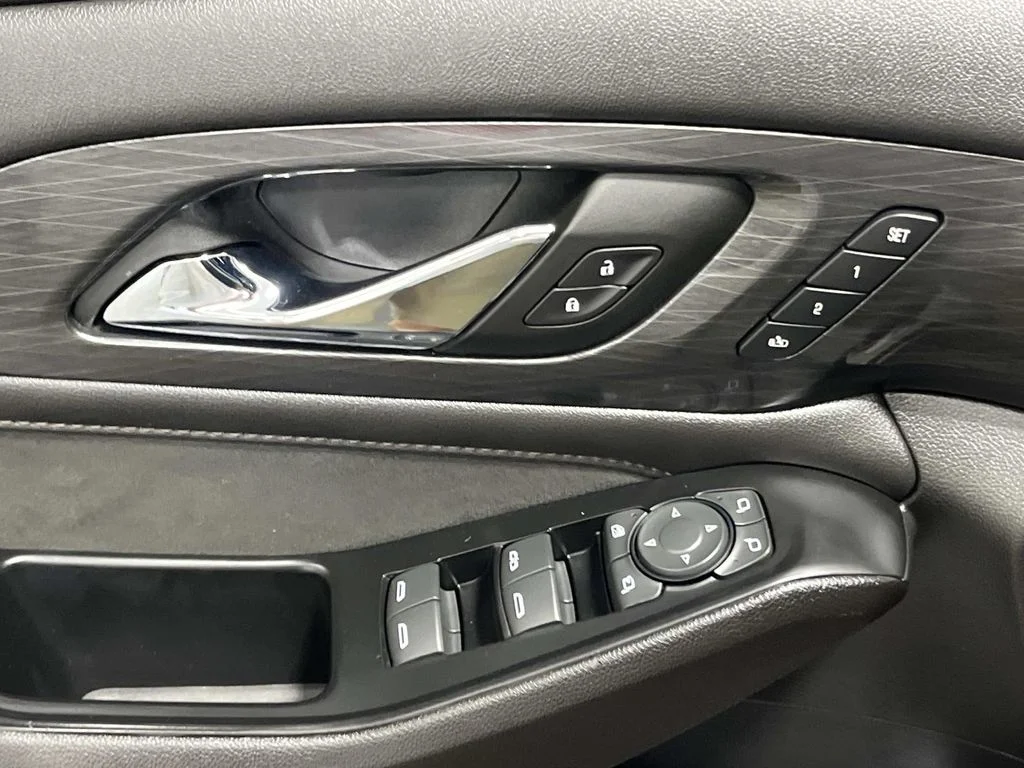 Used 2023 Iridescent Pearl Tricoat Chevrolet High Country image 17