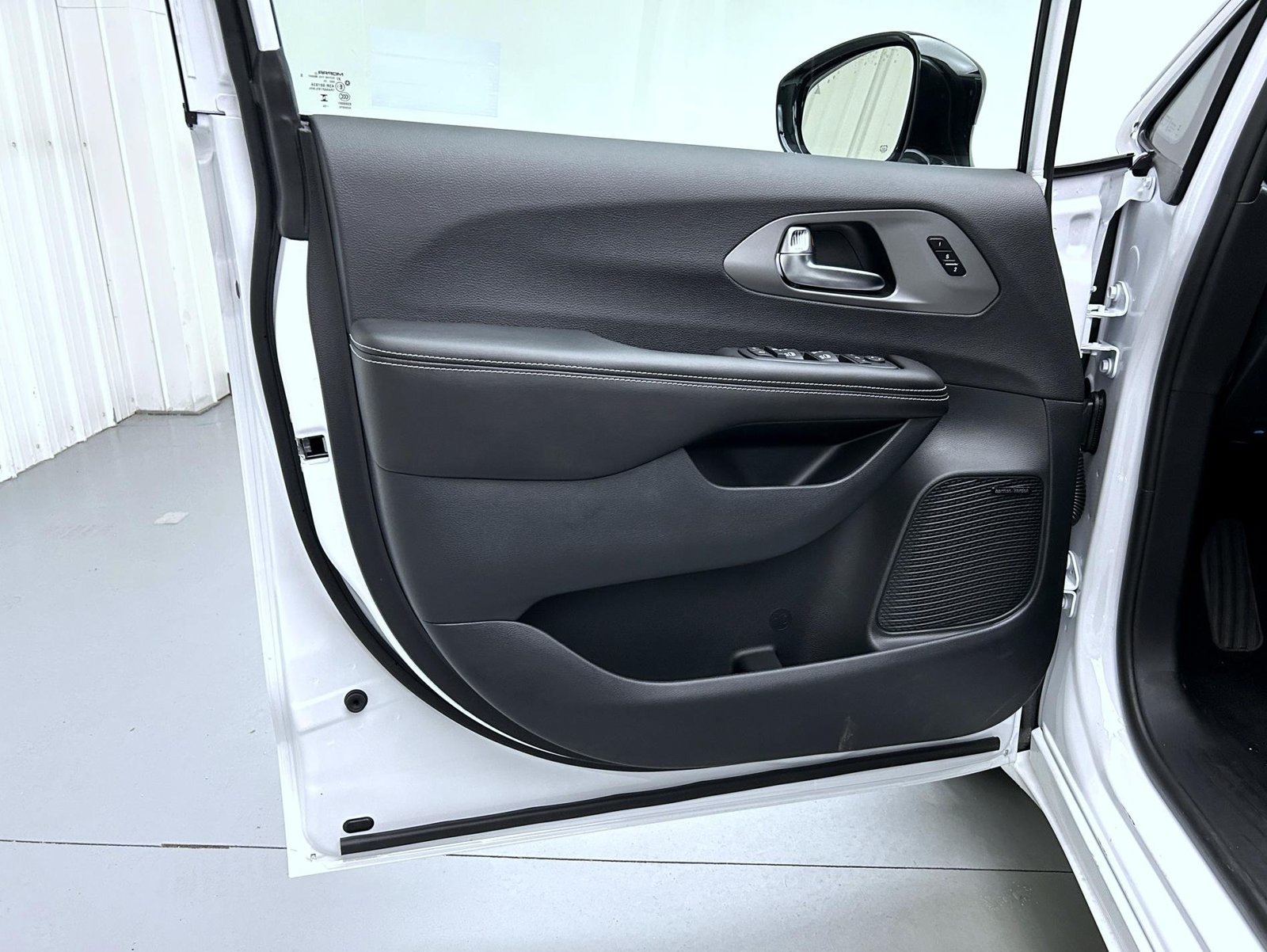 New 2027 Bright White Clear-Coat Paint Chrysler Limited image 9