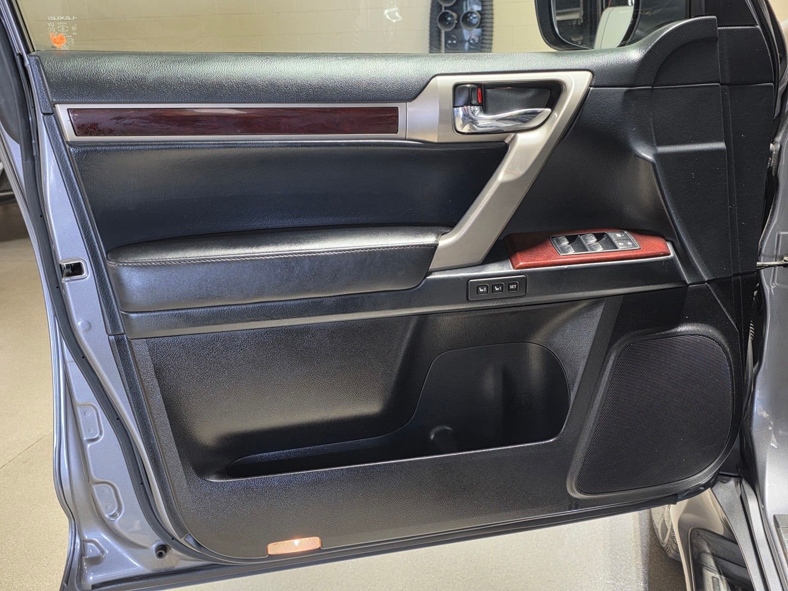 Used 2016 Gray Pearl Lexus 460 image 22