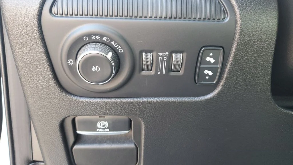 Used 2024 White Jeep Series II image 26