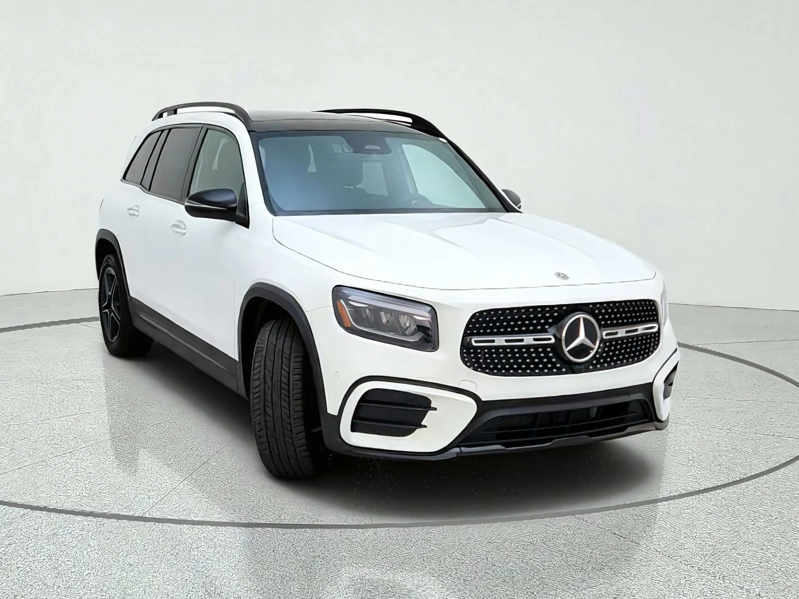 Used 2024 Polar White Mercedes-Benz GLB 250 image 4