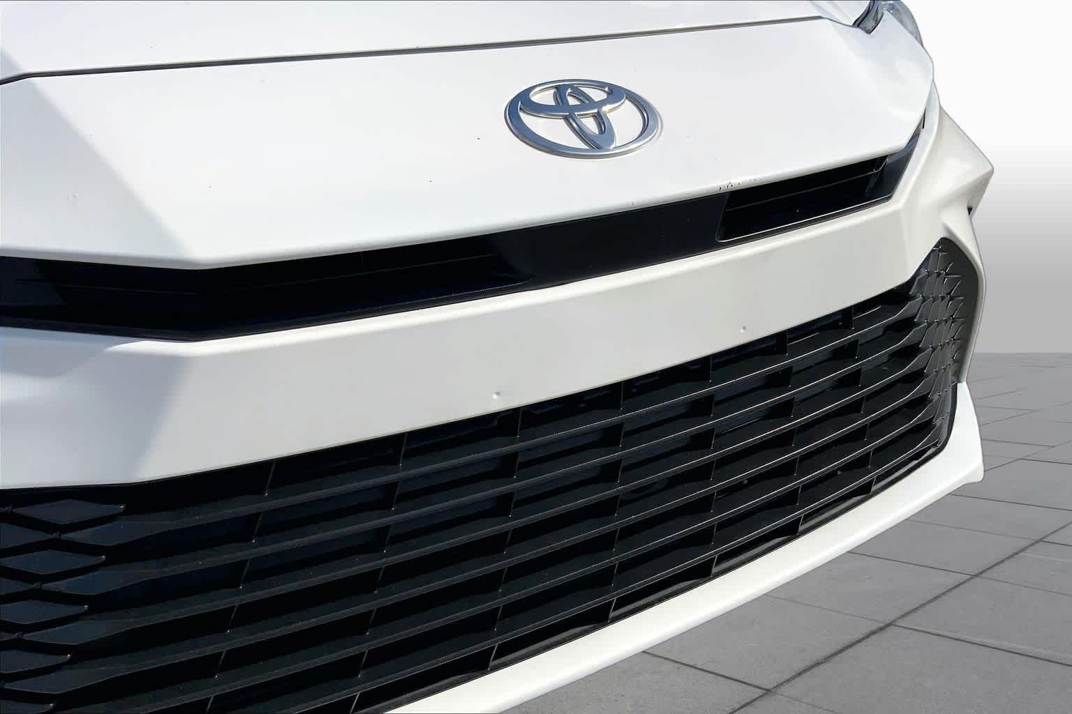 Used 2025 Ice Cap Toyota LE image 29
