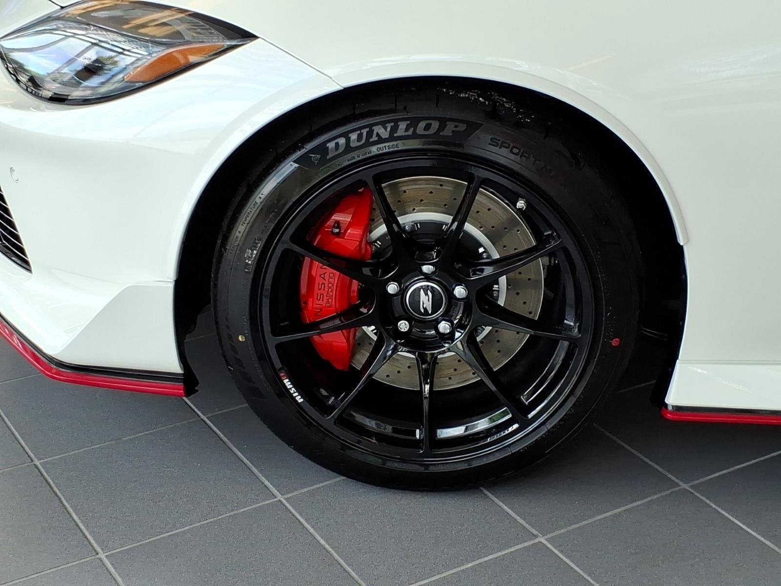 New 2027 Pearl White TriCoat / Super Black Two-tone Nissan NISMO® image 5